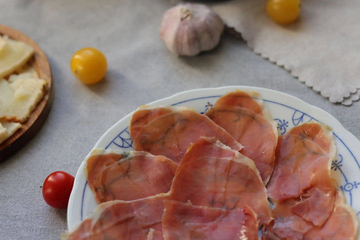 Aufgeschnittener Serrano Schinken auf Teller - Jamón Serrano