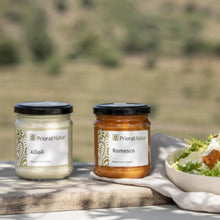 Allioli und Romesco von Priorat Natur mit frischem Salat, traditionelle Saucen aus dem Priorat, Katalonien – La Tradición