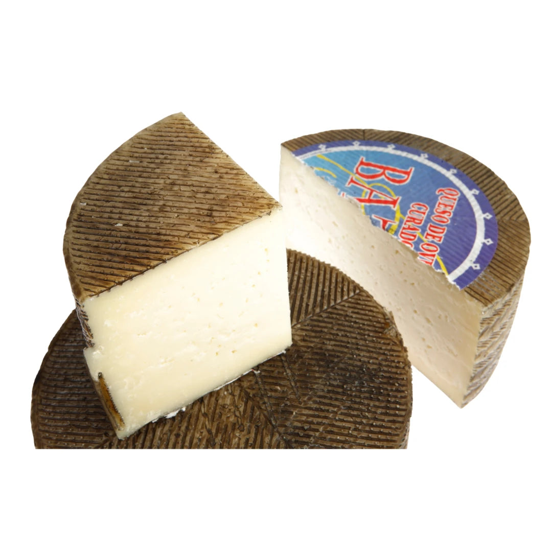 Queso de Oveja Curado von Baza – halber und viertel Laib, Schnittbild mit cremefarbener Paste, 6 Monate gereift, aus Schafsmilch, traditionelle Esparto-Rinde, aus Granada