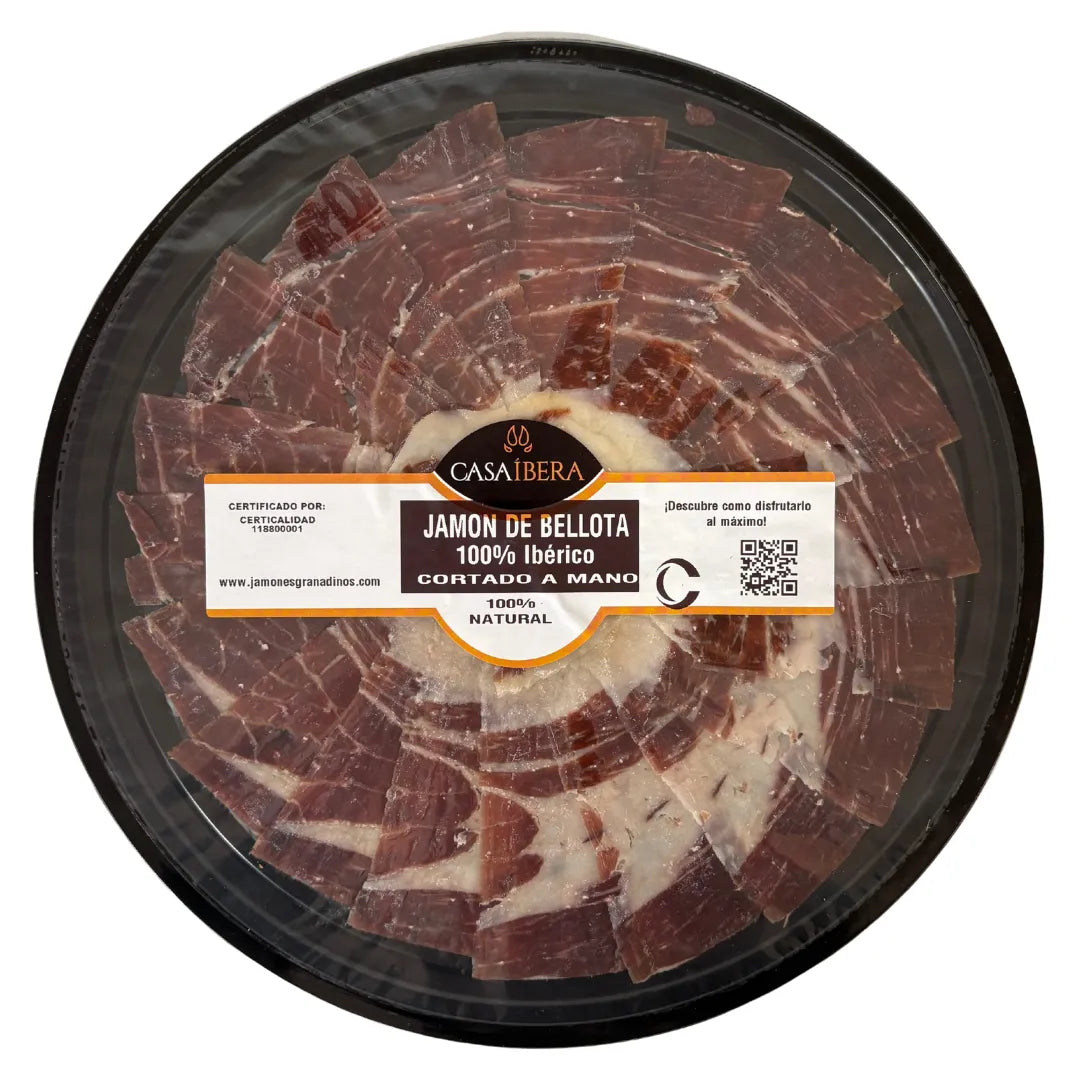 Jamón de Bellota 100% Ibérico von Casa Íbera, handgeschnitten, 50 Monate gereift, in runder Präsentationsschale – à 100 g, von La Tradición - der genuss Spaniens