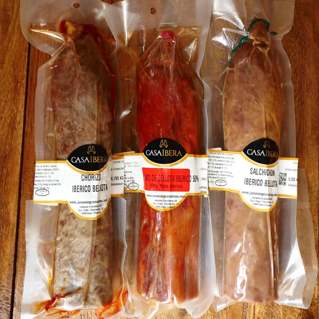 iberico Aufschnitt Set mit Chorizo Salchichon und Lomo de Bellota auf Holztisch