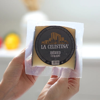  Ibérico Curado Käse La Celestina von Quesos Corcuera, in der Hand gehalten, 300 g vakuumverpackt – La Tradición