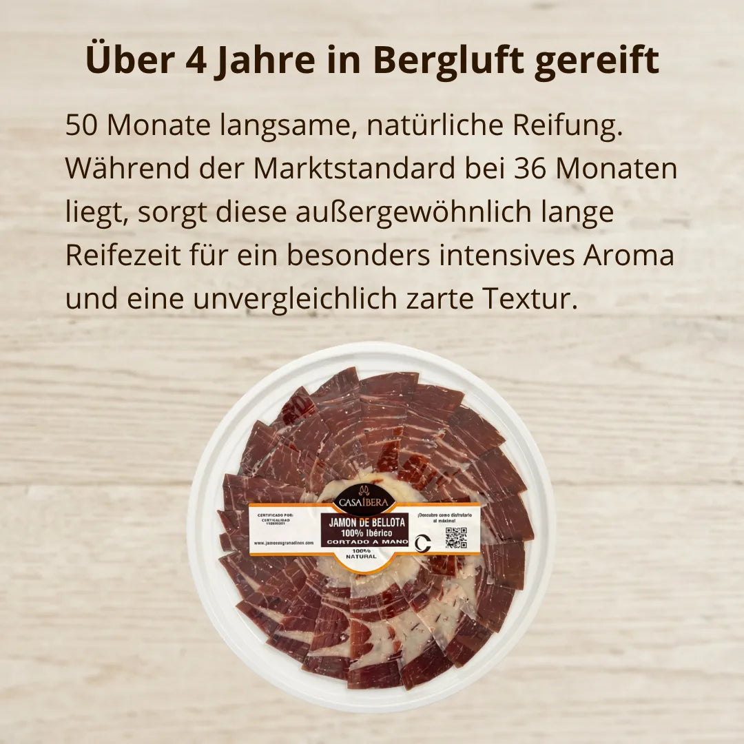 Handgeschnittener Jamon Iberico de Bellota 100% Pata Negra aus Baza mit 50 Monaten Reifung auf Teller angetrichtet