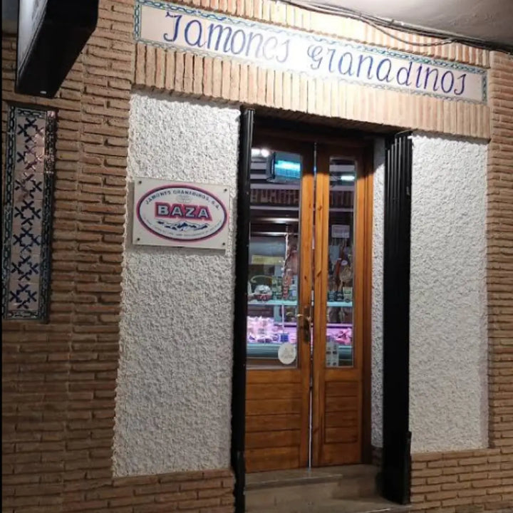 Eingang der Jamonería Jamones Granadinos Baza in Andalusien – traditioneller Schinkenproduzent aus Granada, Lieferant von La Tradición