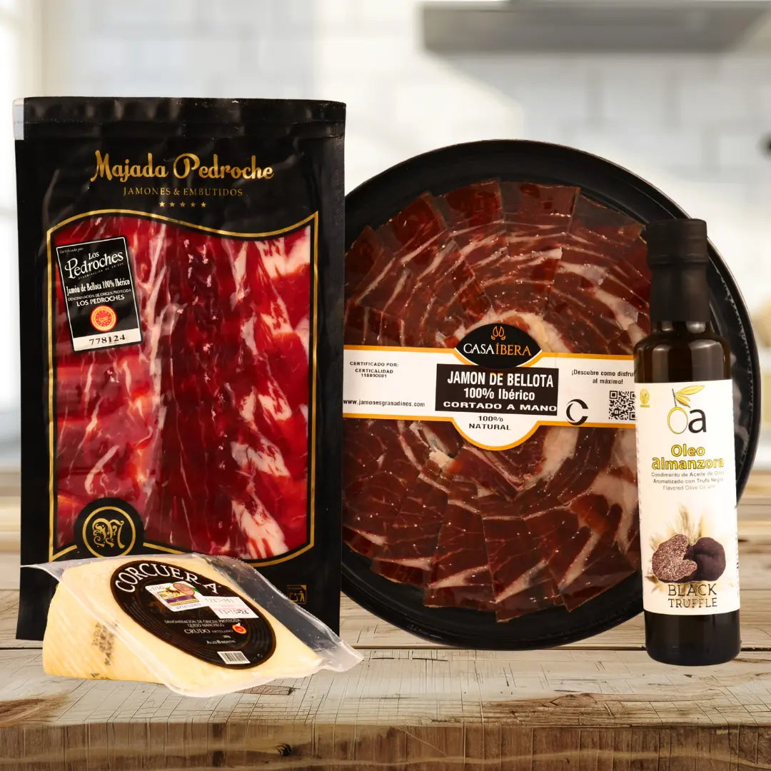 La Bellota Präsentkorb auf Holztisch – spanisches Geschenkset mit Pata Negra Bellota, Manchego Crudo D.O.P. und Schwarzem Trüffelöl von La Tradición