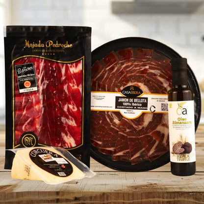 La Bellota Präsentkorb auf Holztisch – spanisches Geschenkset mit Pata Negra Bellota, Manchego Crudo D.O.P. und Schwarzem Trüffelöl von La Tradición