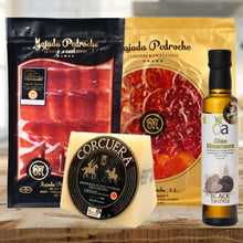 La Bellota Set mit Jamón Pata Negra, Embutido Ibérico Mix, Manchego D.O.P. und Trüffelöl von La Tradición auf Holztisch