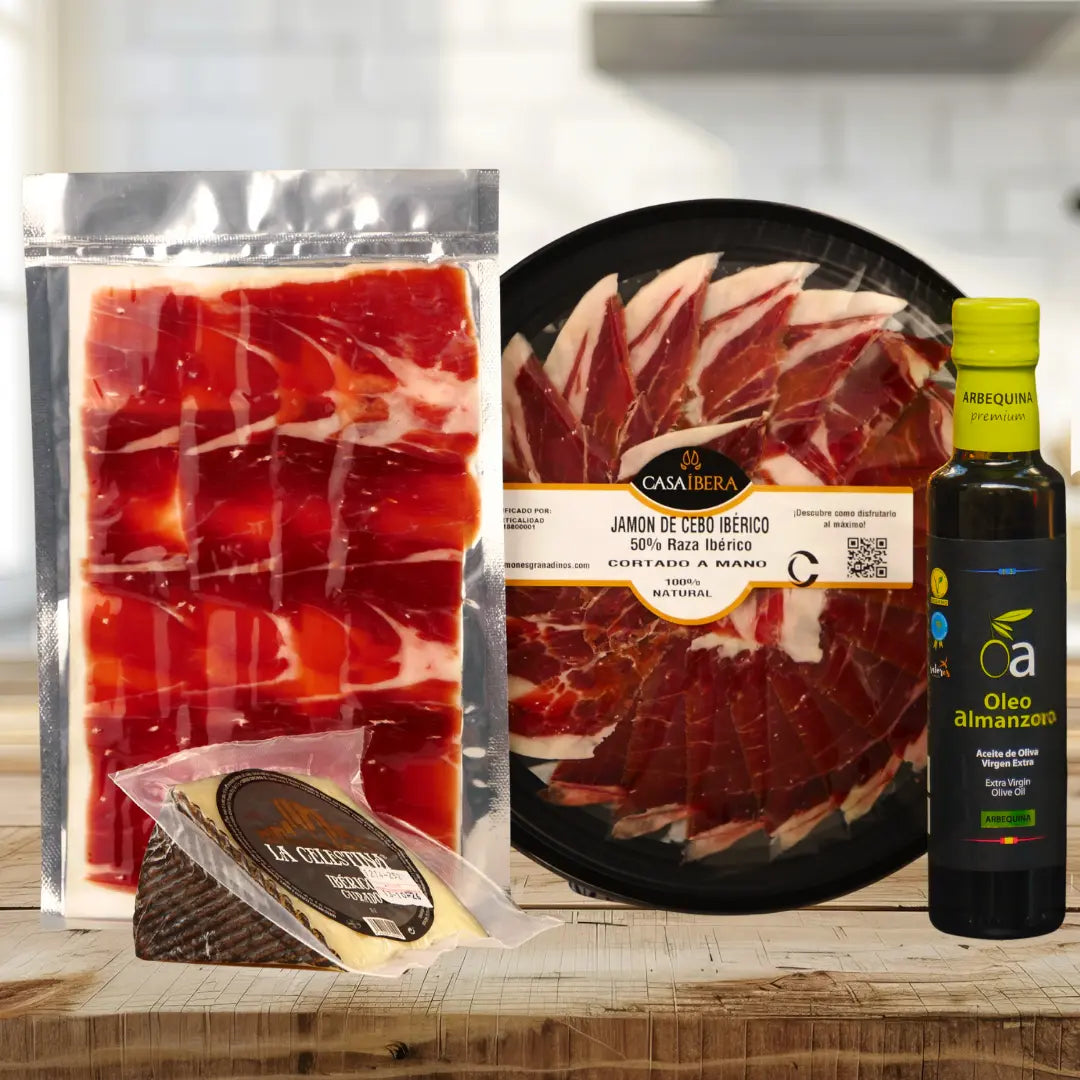 La Ibérica Präsentkorb auf Holztisch – spanisches Geschenkset mit Jamón Ibérico Cebo, Ibérico Curado Käse und Arbequina Olivenöl von La Tradición