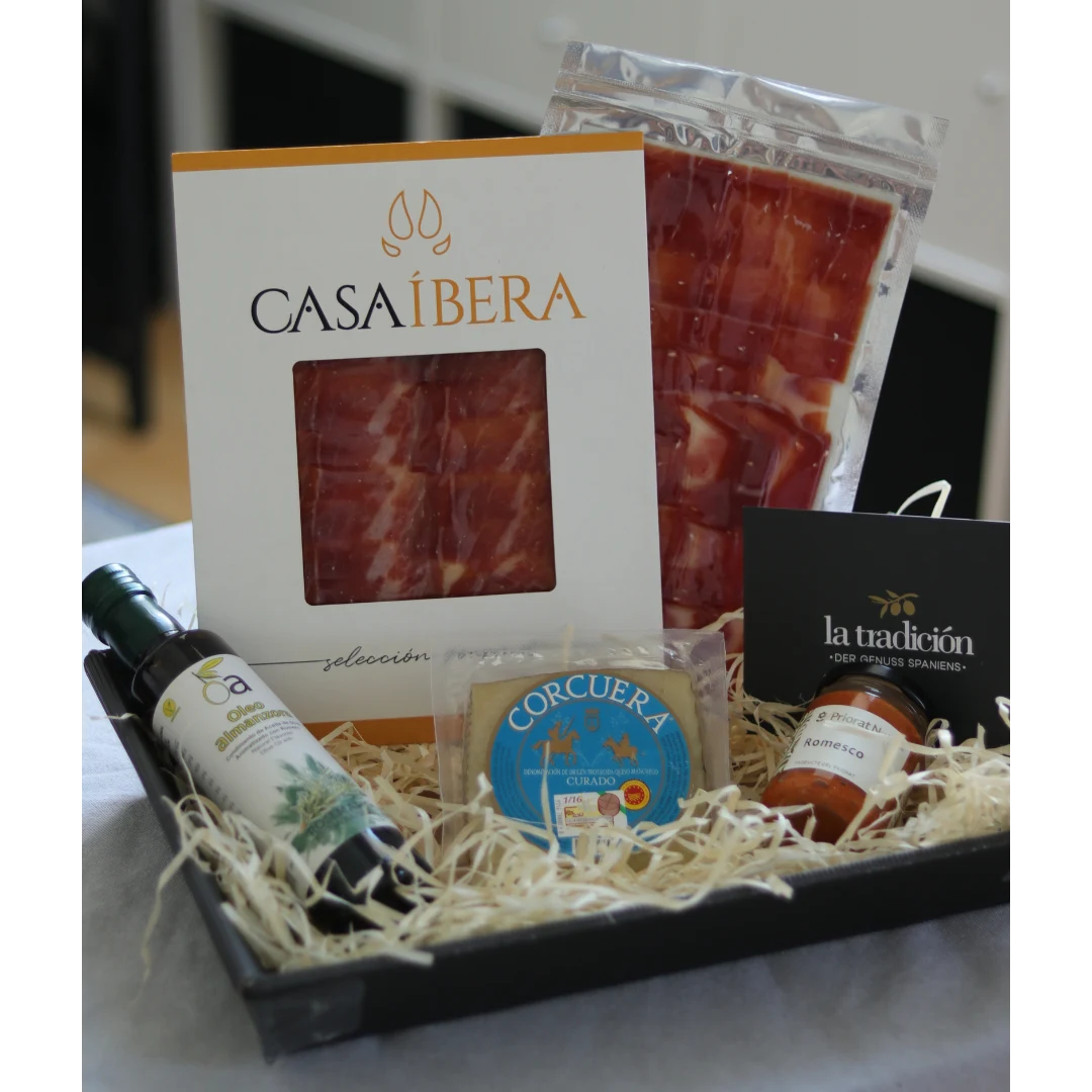 La Ibérica Set von La Tradición mit 2x Jamón Ibérico, Manchego D.O.P. Käse und Romesco-Sauce im Korb