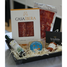 La Ibérica Set von La Tradición mit 2x Jamón Ibérico, Manchego D.O.P. Käse und Romesco-Sauce im Korb