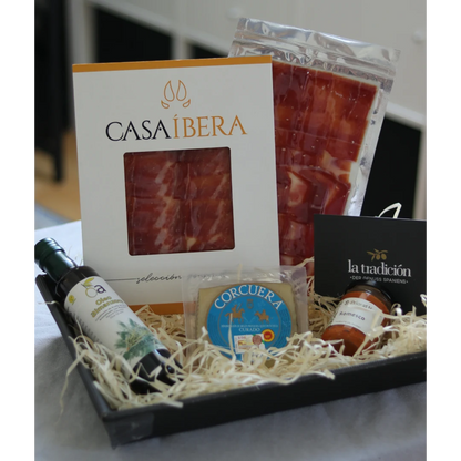 La Ibérica Set von La Tradición mit 2x Jamón Ibérico, Manchego D.O.P. Käse und Romesco-Sauce im Korb