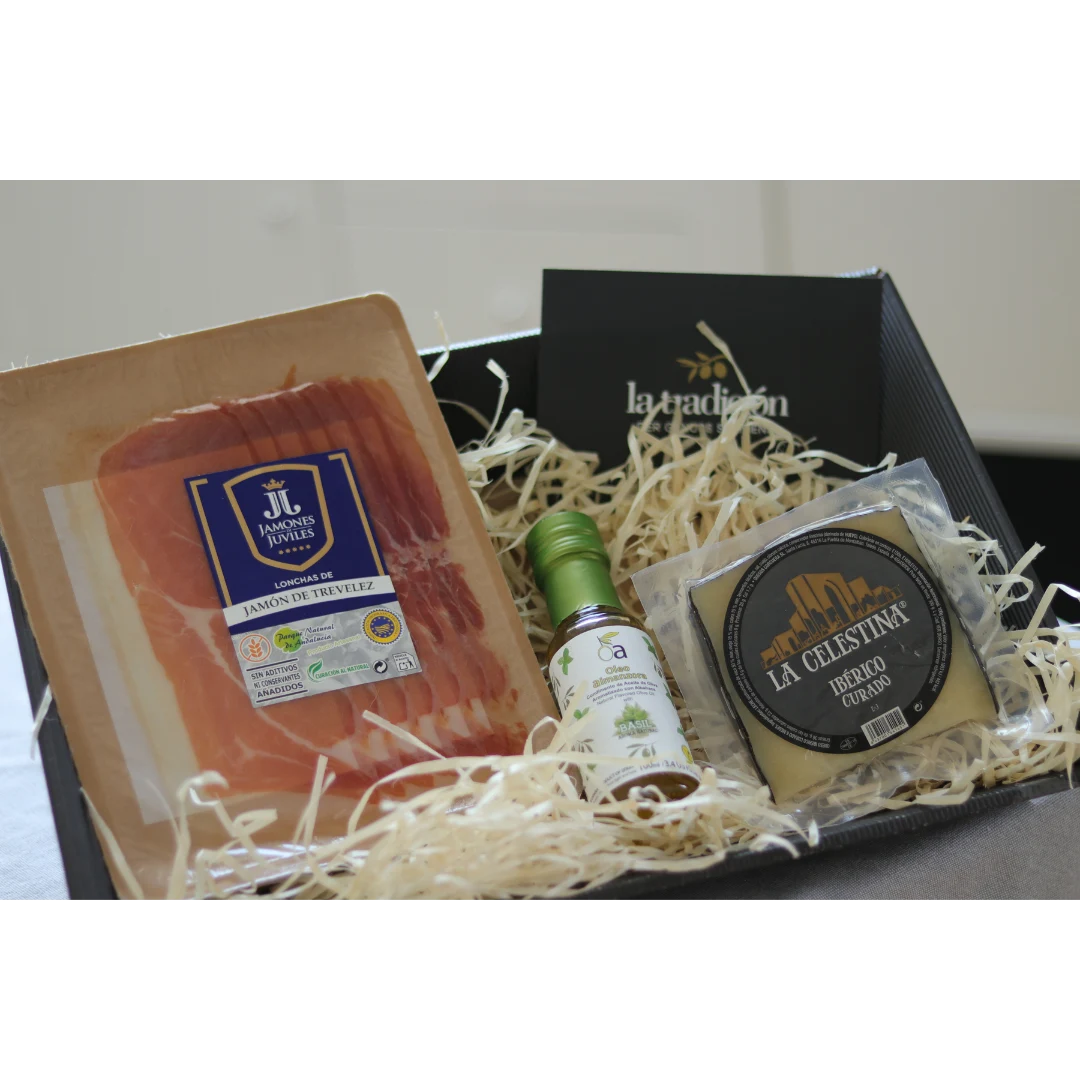 La Pequeña Set von La Tradición mit Jamón Serrano Trevélez I.G.P., Ibérico Curado Käse und Basilikum-Olivenöl im Korb