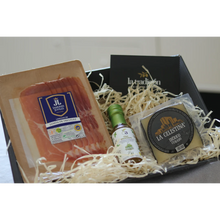 La Pequeña Set von La Tradición mit Jamón Serrano Trevélez I.G.P., Ibérico Curado Käse und Basilikum-Olivenöl im Korb