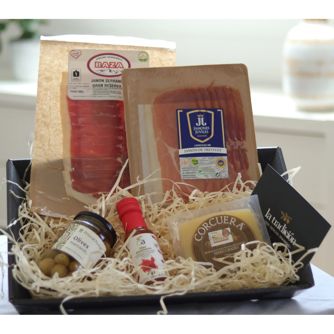 La Serrana Set von La Tradición mit 2x Jamón Serrano, Manchego D.O.P. Käse, Chili-Öl und Oliven im Korb