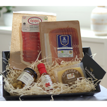 La Serrana Set von La Tradición mit 2x Jamón Serrano, Manchego D.O.P. Käse, Chili-Öl und Oliven im Korb