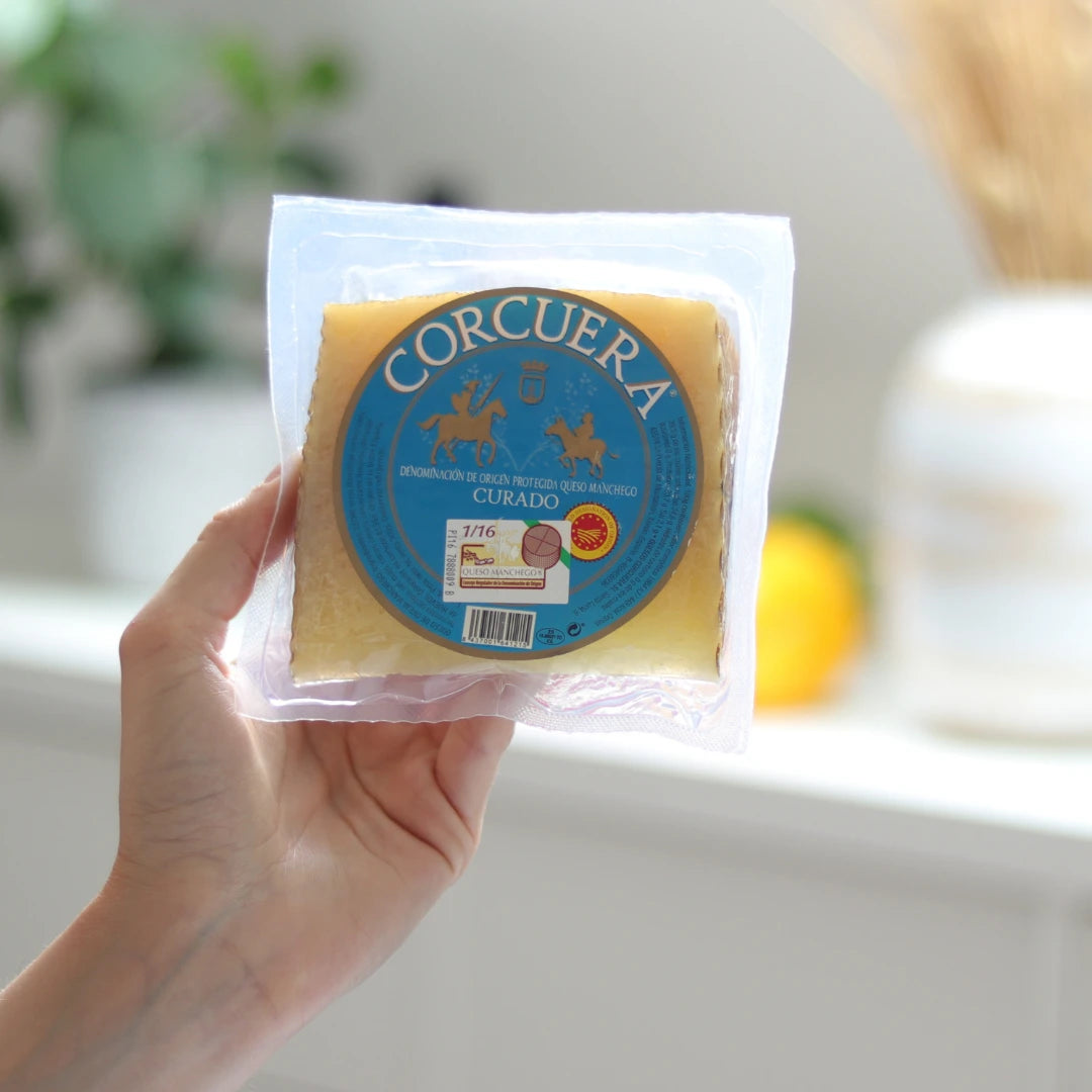 Manchego Curado D.O.P. von Quesos Corcuera, 6 Monate gereift, in der Hand gehalten – La Tradición