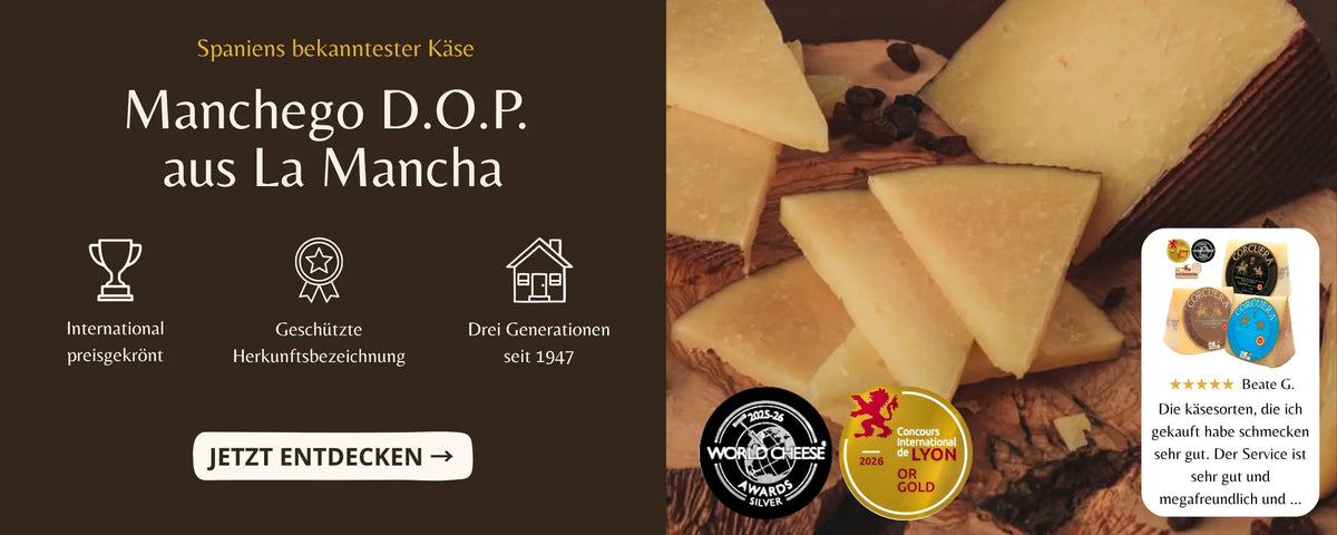 Manchego Kaese DOP aus La Mancha in Stuecken mit Corcuera Etikett und Auszeichnungen