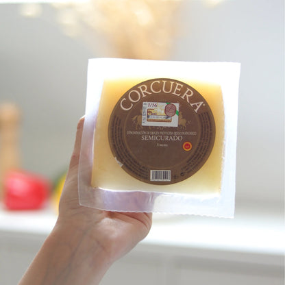 Manchego Semicurado D.O.P. von Quesos Corcuera, 3 Monate gereift, in der Hand gehalten, 300 g – La Tradición