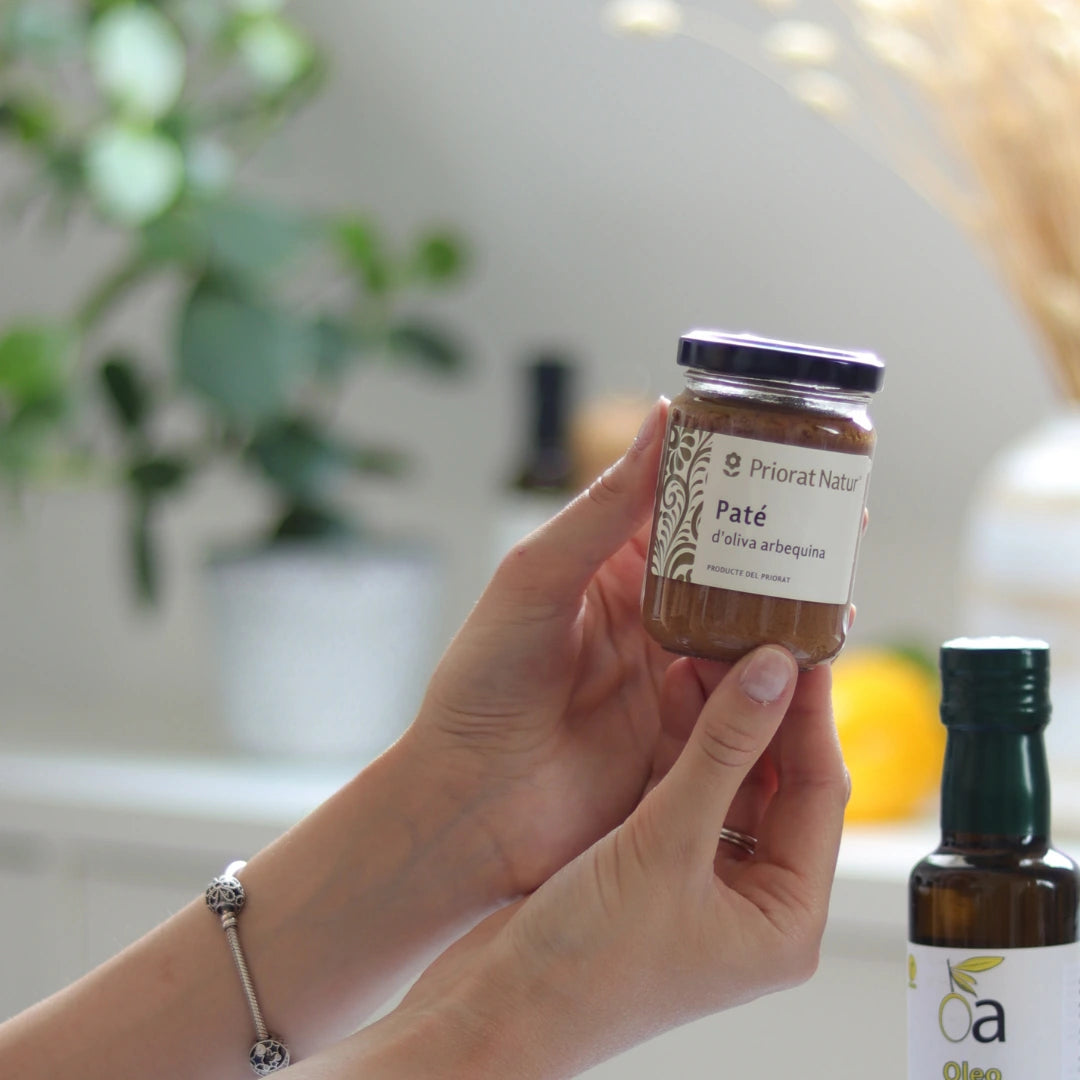 Olivenpaste aus Arbequina-Oliven von Priorat Natur, in der Hand gehalten, fruchtig-mild aus dem Priorat, Katalonien – La Tradición