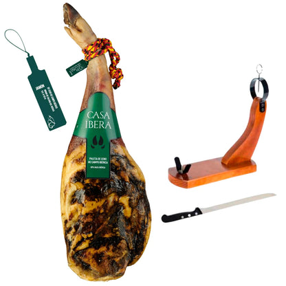 Paleta Ibérica Cebo de Campo von Casa Íbera, 50% Iberico-Rasse, 30 Monate gereift, im Set mit Holz-Jamonero und Spezialmesser