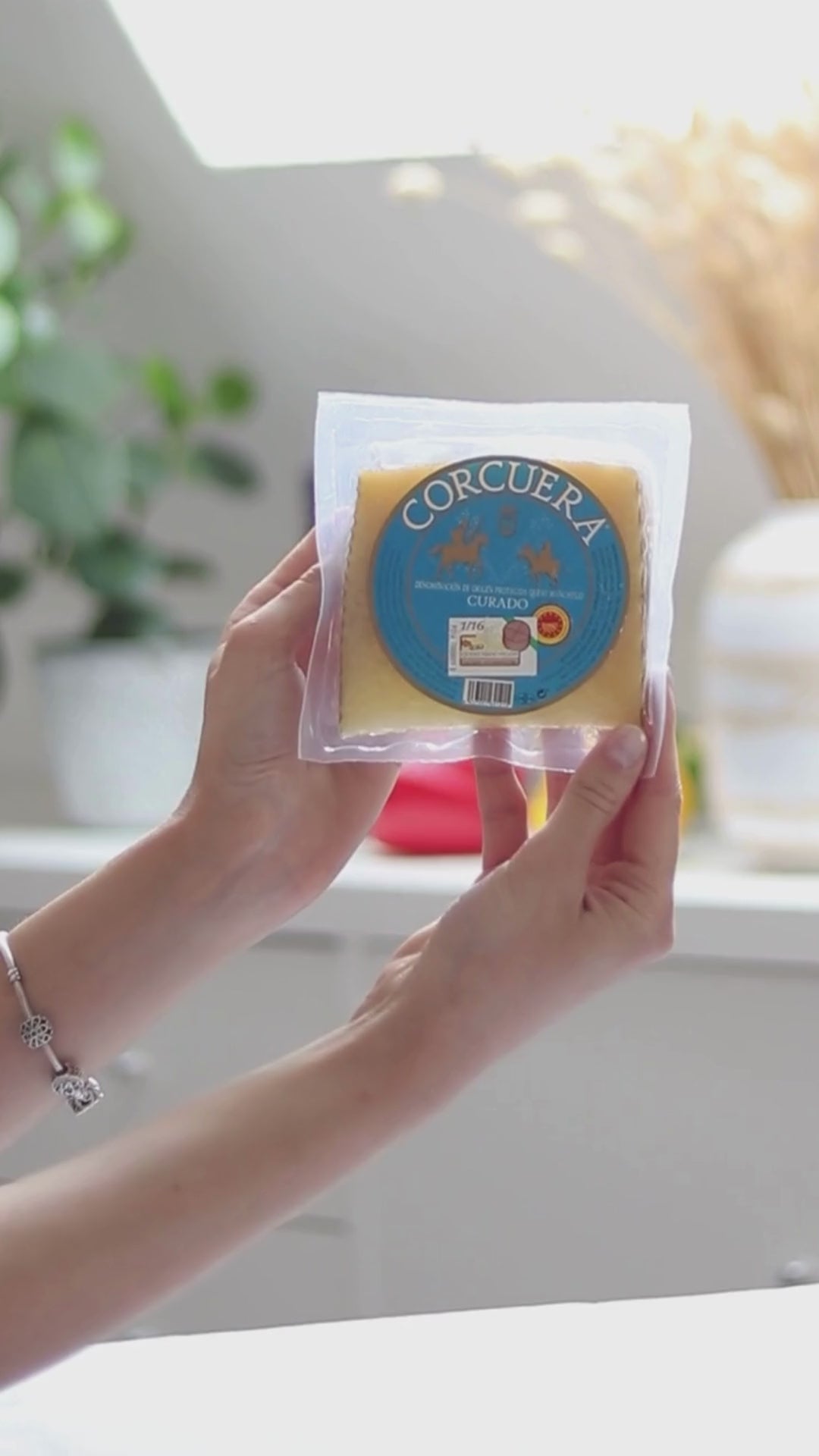 Manchego Curado D.O.P., 300 g, mit fester, goldener Käsemasse und geflochtener Rinde
