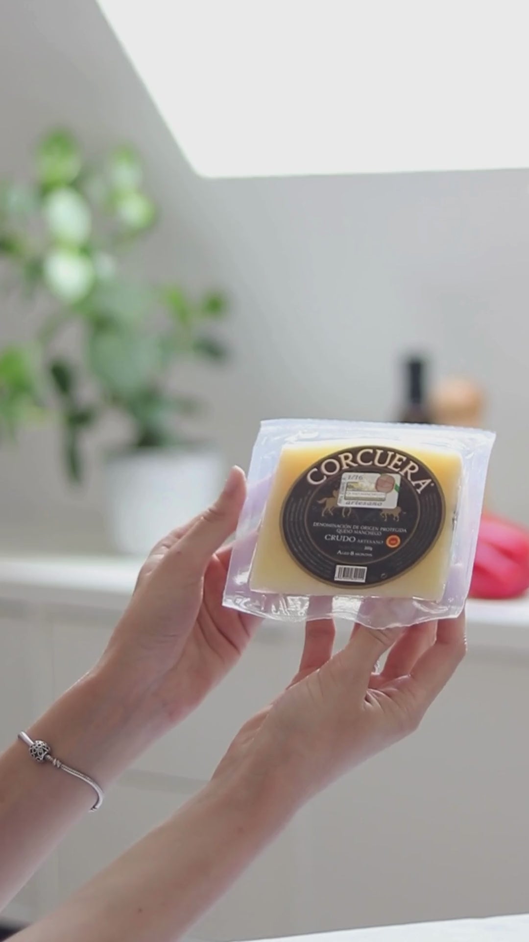 Manchego D.O.P. aus Rohmilch, 300 g, mit cremiger Käsemasse und traditioneller Rinde