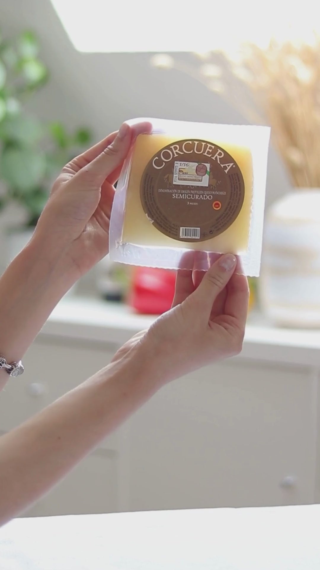 Manchego Semicurado D.O.P., 300 g, mit heller Käsemasse und der typischen geflochtenen Rinde
