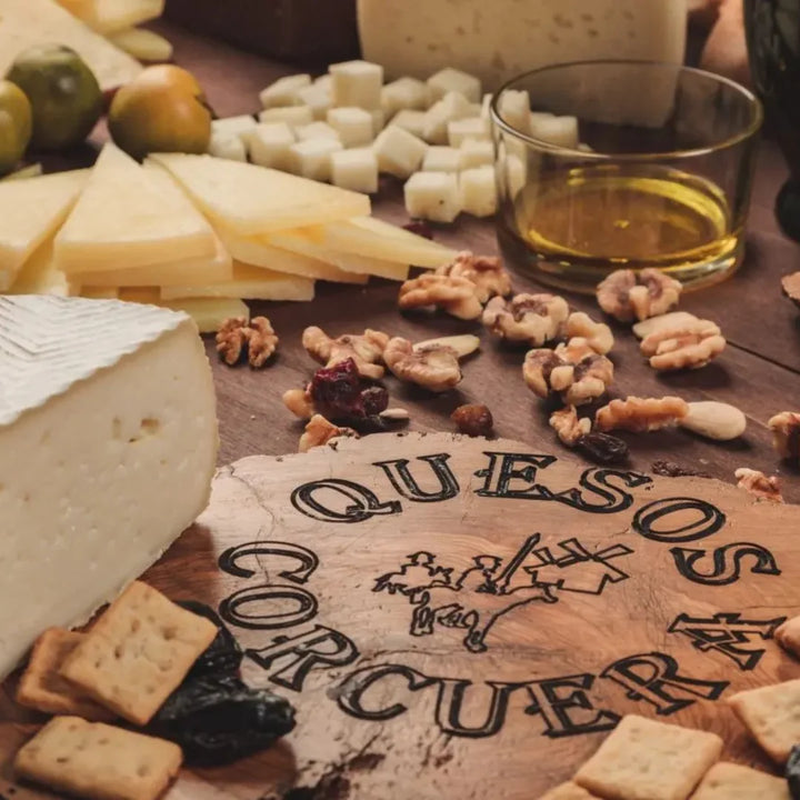 Käseplatte von Quesos Corcuera mit Manchego-Sorten, Walnüssen, Honig, Trockenfrüchten und Crackern – Serviervorschlag für spanischen Käse aus La Mancha