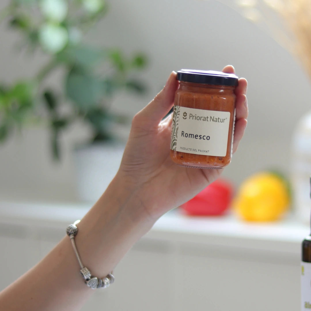 Romesco-Sauce von Priorat Natur, in der Hand gehalten, traditionelles Familienrezept aus dem Priorat, Katalonien – La Tradición