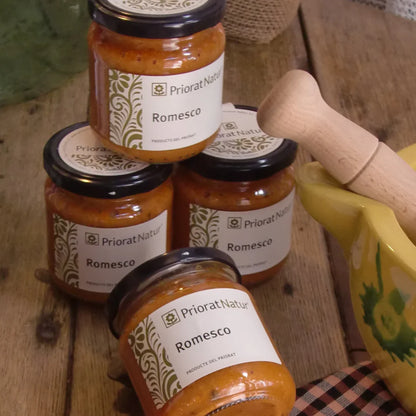 Mehrere Gläser Romesco-Sauce von Priorat Natur neben traditionellem Mörser, handwerklich hergestellt im Priorat – La Tradición