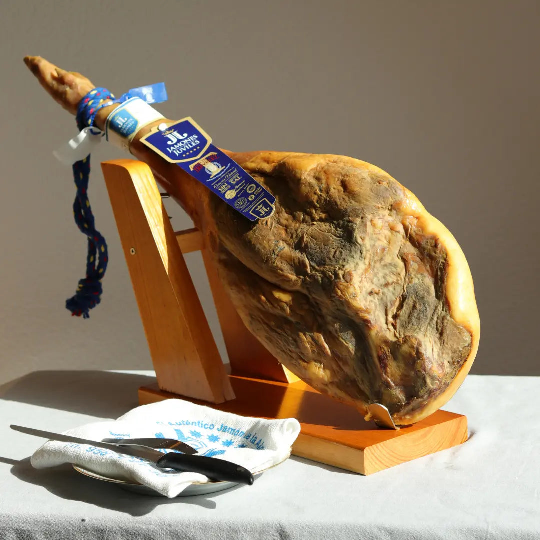 Schinkenständer aus Holz mit Arcos Schinkenmesser, im Einsatz mit Jamón Serrano von Jamones Juviles, La Tradición