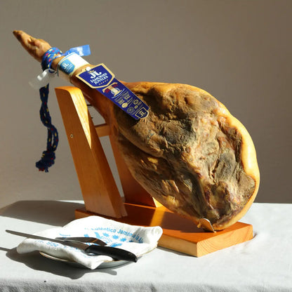 Schinkenständer aus Holz mit Arcos Schinkenmesser, im Einsatz mit Jamón Serrano von Jamones Juviles, La Tradición