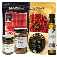 Spanisches Feinkost-Set mit Jamón und Chorizo von Majada Pedroche, Manchego Curado von Corcuera, Arbequina-Oliven und Olivenpaste von Priorat Natur sowie Trüffel-Olivenöl Oleo Almanzora – La Tradición