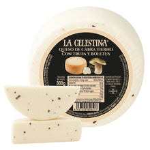 La Celestina Queso de Cabra Tierno con Trufa y Boletus, 300 g: weicher Ziegenkäse mit Trüffel und Steinpilz von Quesos Corcuera, Laib mit Etikett, Halbmond und Scheibe im Anschnitt – La Tradición